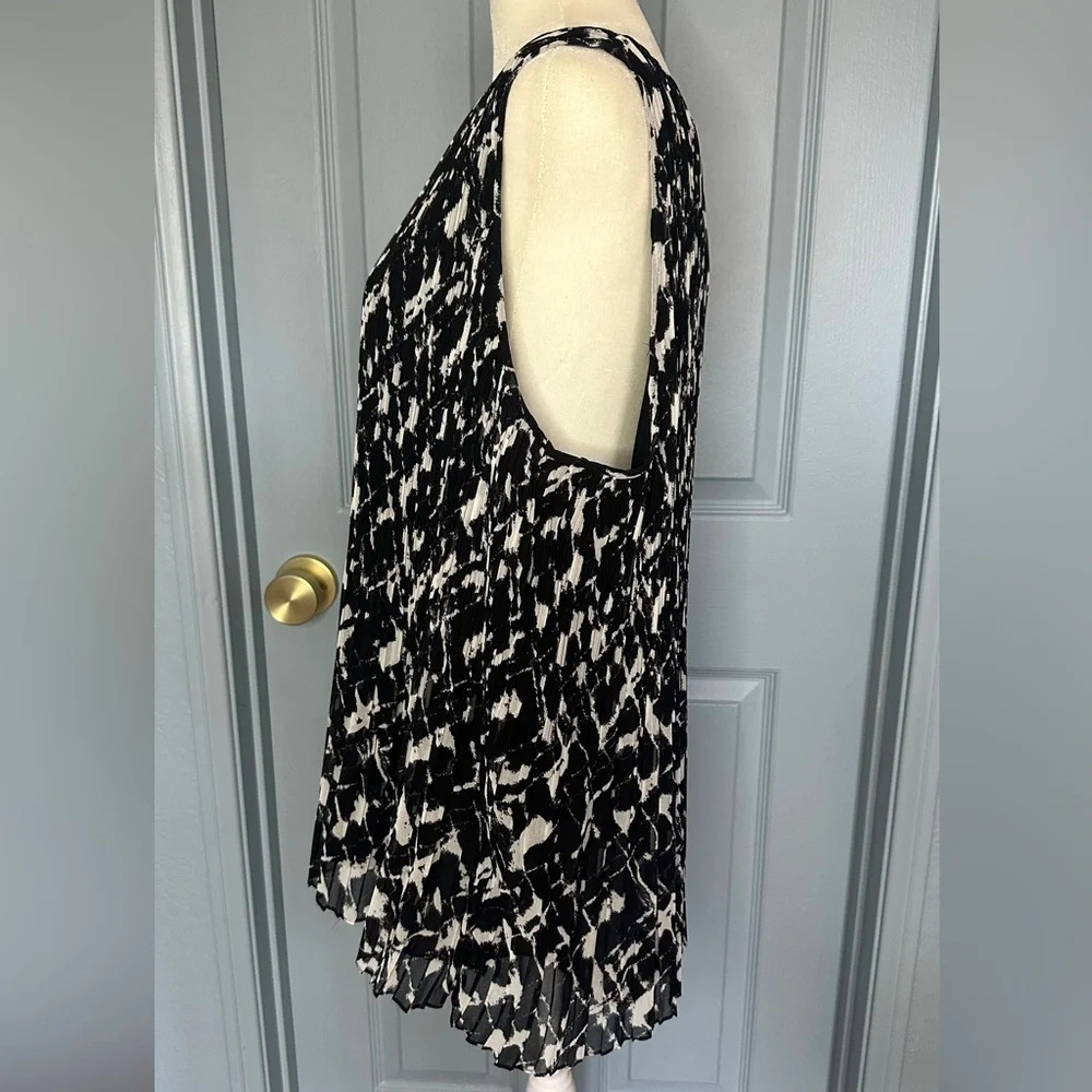 NEW Halogen Women’s XXL Black and White Pleated Tank Top Blouse - Picture 4 of 8